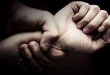 Κορωπί: Η 40χρονη που ξυλοκοπήθηκε από τον σύντροφό της ζητά την επιμέλεια των παιδιών της