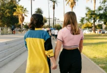 Έρευνα για την Gen Z στην Ελλάδα: Το 20% των νέων εργαζόμενων ζουν μόνοι τους και το 79% πιστεύει πως η γενιά των γονιών του έζησε καλύτερα