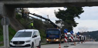 Eργασίες αποκατάστασης στηθαίων στην Εθνική Οδό Θεσσαλονίκης-Ν. Μουδανιών από την Περιφέρεια Κ. Μακεδονίας