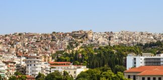 Ακίνητα από γονείς σε παιδιά: Πώς «σπάει» ο φόρος σε ψιλή κυριότητα και επικαρπία, δείτε παραδείγματα