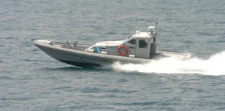 Mini bus έπεσε στη θάλασσα – H ανακοίνωση του λιμενικού