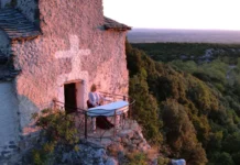 Η «ιπτάμενη πιανίστρια» έπαιξε πιάνο στο χείλος του γκρεμού στον Όλυμπο