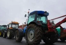 Κλιμακώνουν τις κινητοποιήσεις τους οι αγρότες με νέους αποκλεισμούς