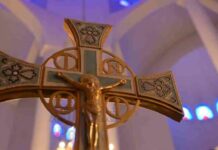 Κυριακή της Σταυροπροσκυνήσεως. Πνευματική στήριξη και ενθάρρυνση για να σηκώσουμε τον προσωπικό μας σταυρό