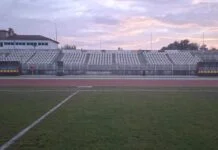 Αναβαθμίζεται το δημοτικό στάδιο Πολυγύρου με ανακαινισμένες κερκίδες και νέο χλοοτάπητα