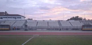 Αναβαθμίζεται το δημοτικό στάδιο Πολυγύρου με ανακαινισμένες κερκίδες και νέο χλοοτάπητα