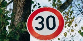 Νέο όριο 30 χλμ/ώρα στις πόλεις: Αρχή μιας νέας εποχής για την οδική ασφάλεια στην Ελλάδα