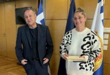 Ο Δήμαρχος Θεσσαλονίκης βράβευσε την κολυμβήτρια που είχε διασχίσει τον Τορωναίο Κόλπο στη Χαλκιδική