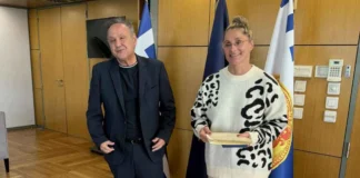 Ο Δήμαρχος Θεσσαλονίκης βράβευσε την κολυμβήτρια που είχε διασχίσει τον Τορωναίο Κόλπο στη Χαλκιδική