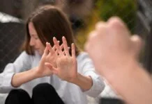 Σοκάρει βίντεο με τον άγριο ξυλοδαρμό ανήλικης από συνομήλικές της. Μένος και απάθεια σε ένα περιστατικό που προβληματίζει