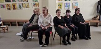 “Φωνές Γυναικών” στα Νέα Ρόδα: Μια θεατρική παράσταση-κατάθεση ψυχής για την Παγκόσμια Ημέρα της Γυναίκας