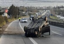 Τροχαίο στην ΕΟ Θεσσαλονίκης-Μουδανιών: ΙΧ βγήκε εκτός πορείας και αναποδογύρισε-20χρονος τραυματίας