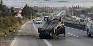 Τροχαίο στην ΕΟ Θεσσαλονίκης-Μουδανιών: ΙΧ βγήκε εκτός πορείας και αναποδογύρισε-20χρονος τραυματίας