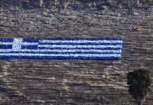 Εντυπωσιακή ελληνική σημαία από πέτρες στη Λήμνο: Σύμβολο μνήμης και περηφάνιας στο Αιγαίο