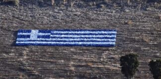 Εντυπωσιακή ελληνική σημαία από πέτρες στη Λήμνο: Σύμβολο μνήμης και περηφάνιας στο Αιγαίο