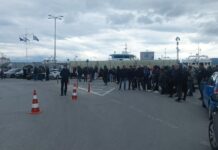 Οι αγρότες της Λέσβου παραμένουν στο λιμάνι της Μυτιλήνης. Ζητούν άμεσα μέτρα στήριξης