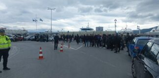 Οι αγρότες της Λέσβου παραμένουν στο λιμάνι της Μυτιλήνης. Ζητούν άμεσα μέτρα στήριξης